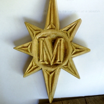 Estrella con inicial y motivo geometrico. por Pablo Cabria