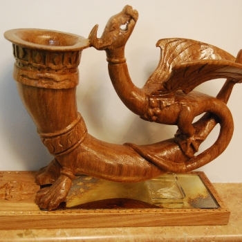 Cuerno con dragón
