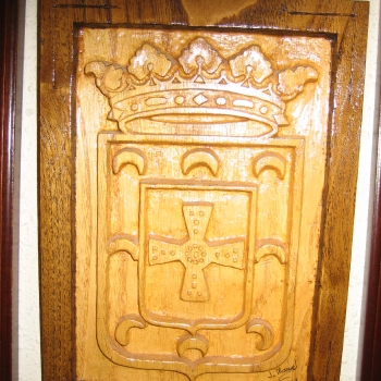 Escudo de Allande(Asturias) en castaño