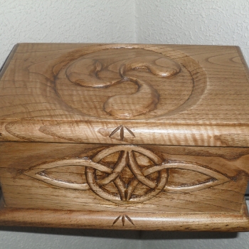 Caja motivos celtas tallada en castaño