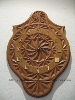 Reloj de pared tallado en madera de roble